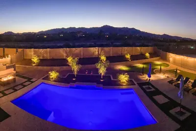 Image de Exquisite Resort Style Home W/Private Heated Pool +Backyard+ Mountain Views