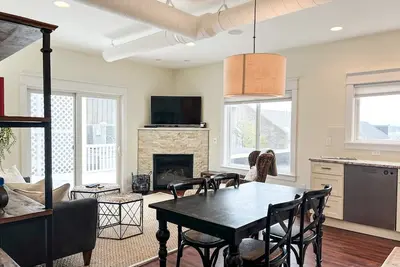 Image de Upscale Flat w/ Private Ent on Main St. 2bd // 1ba + Ac, Wifi, Rooftop Deck