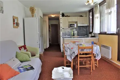 Image de 250m du centre station, 3ème étage, terrasse, télévision, casier à ski, 45m², Risoul