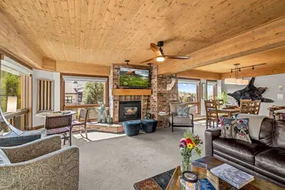 Image de Ski-In Mountain Getaway – 25 Yards from the Slopes!