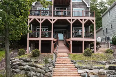 Image de Luxury Lakefront House - with an amazing view, gameroom, firepit area & more