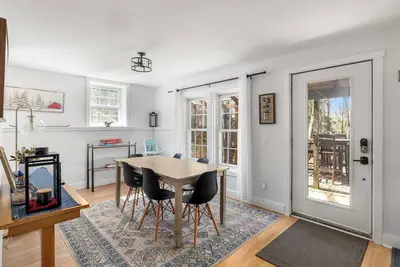 Image de Fully Renovated & Modern 2 Br w/ Forest Views