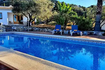 Image de Within walking distance of the town center and yet idyllic and private. Private pool.