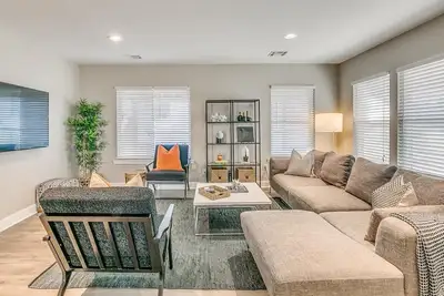 Image de ***Rustic Modern 4 Bed / 3 Full Bath / 2 Living Rms w Wifi & 5 Smart TVs***
