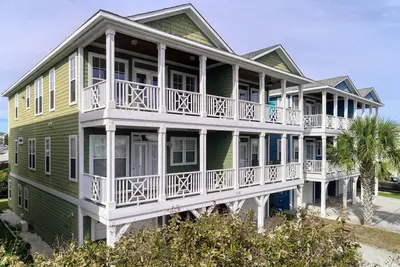 Image de 2 Minutes to the Beach, Ocean Views, Side by Side Homes, Rent Separate/Together