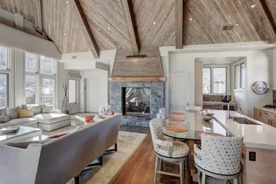 Image de Luxury Mountain-Side Penthouse with Stunning Views! by RedAwning - Save 20% on 7+ Nights!
