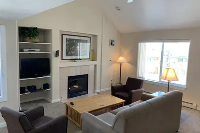 Close to Keystone, A-Basin, Copper and Breckenridge w/hot tub + pool - sleeps 8!