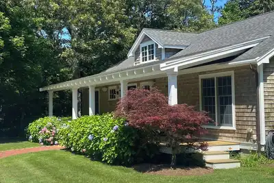 Image de Oak Bluffs Family Retreat - Private Roundabout, Walk to the Beach & Downtown Ob.