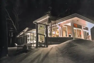 Image de Une magnifique maison. Haut sur une colline surplombant les montagnes et les vallées.