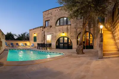 Image de A Romantic Converted farmhouse w\/ private pool & Jacuzzi bath. \n5mins. toBELLS sch