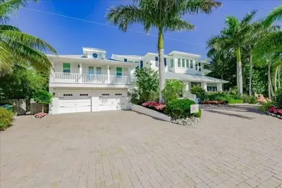 Image de Summer Paradise- Rooftop deck with Gulf and Bay views and private heated pool & spa!