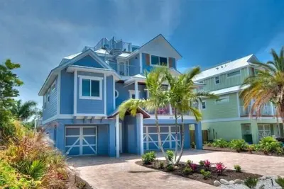 Image de Rooftop deck with Gulf and Bay views. Short walk to the beach. Private heated pool with spa!