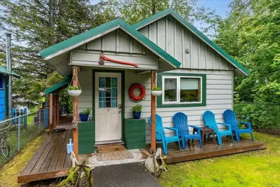 Salty Sam's Cozy Downtown Home