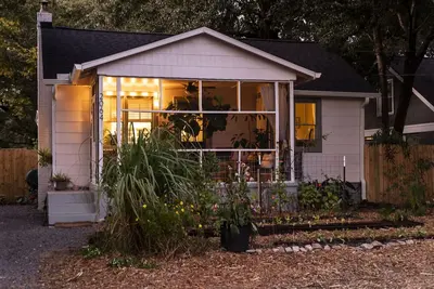 Image de Bohemian Cottage with Outdoor Oasis w/ Golf Cart!