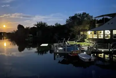 Image de Whole Campus on Lake Godstone