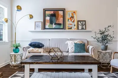 Image de Rock City Crash Pad - Cozy Space w/Stylish Design