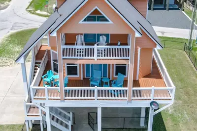 Image de Front Row View, Tiki Bar, 60 steps to sand, Playground