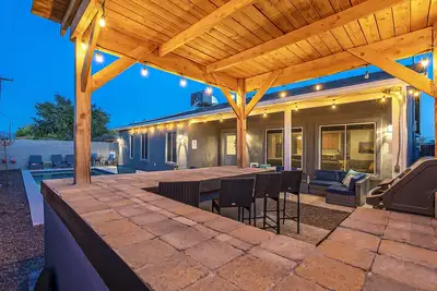 Image de Relaxing Mesa 4br Home with 2 En Suite Bedrooms, Pool/Bbq
