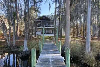 Image de Waterfront home with dock and community boat ramp and Huge screened in porch.