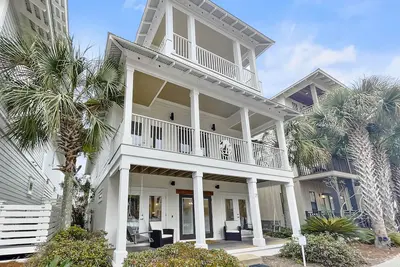 Image de \"Sandy Cheeks\" | Resort Style Community Pool located close to 30a and to Rosemary | 2 Bikes Provided
