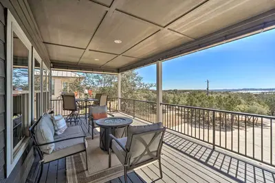 Image de Luxe Canyon Lake Home w/ Gorgeous Lake Views!