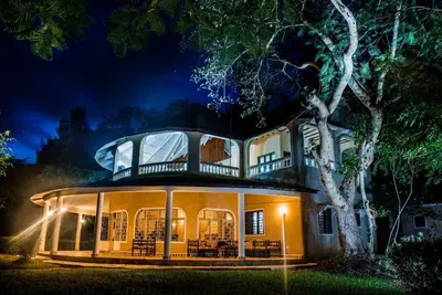 w/jacuzzi and beautiful garden view- 10 minutes from the beach!