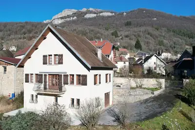 Image de Maison individuelle dans village pittoresque avec belle vue.