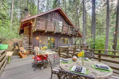 Image de Walk Downtown: Arnold Cabin w\/ Large Deck!