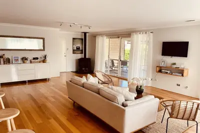 Image de Bright, Spacious 5 bedroom home. 5 mins from the beach.