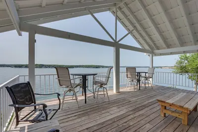 Image de Porch & Deck: 'Cliff View Haven' Rocky Mount Gem