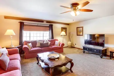 Image de Centrally-Located Deadwood Apt w/ Mountain Views!
