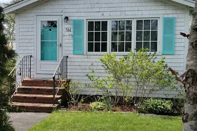 Image de Walking distance to restaurants, bars, shops, and 9/10 to beach.