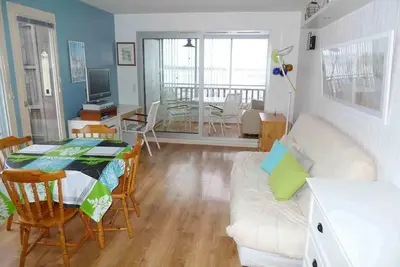 Image de 2 rooms standing facing the sea