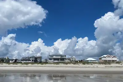 Image de A Few Steps To Ocean in Emerald Isle, Nc! Come visit walk to all entertainment!