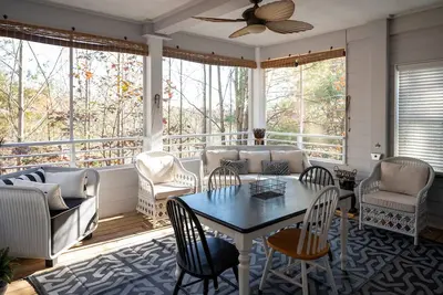 Image de ❤️spring is here! Come enjoy it on the screen porch❤️