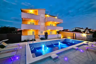 Image de Sonnige Villenwohnung 7+1 mit Pool und Grill