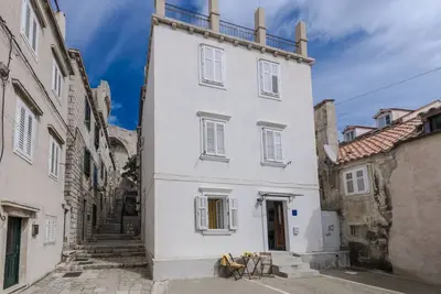 Image de Beautiful property within the city walls