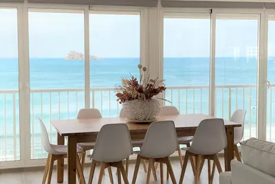 Image de Merveilleuse vue sur la mère et Levante plage