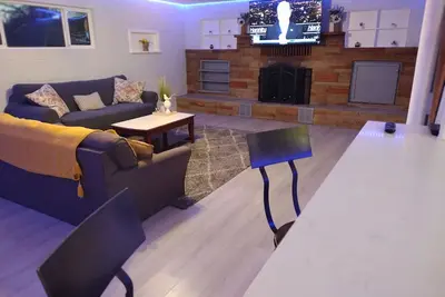 Image de Spacious Modern 3bd 2bath / 70\" 4k Led Tv & Firepit with outdoor seating for 10!
