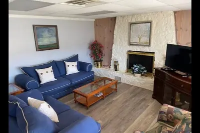 Image de Cozy 2 Bedroom 1 Bath Lake Front Cottage
