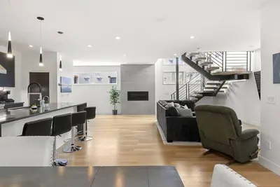 Image de New 3-Story Modern Home W/ Rooftop Mountain Views!