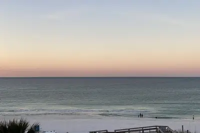 Image de Premium Beachfront Condo, Spectacular Views! Covered Parking, Beach Service