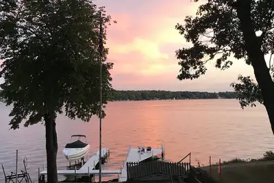 Image de Beautiful Lakefront Home w\/private pier and swim raft