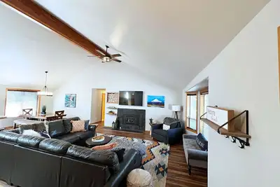 Image de New Listing! Updated 3 Suites & Ac! Hot-Tub, Sharc, Fort Rock, Bikes, Dog Ok.