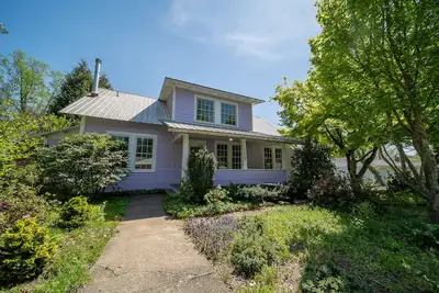 Image de New Downtown Brevard Home Pets Welcome Large Fenced Yard Porches Biking Hiking