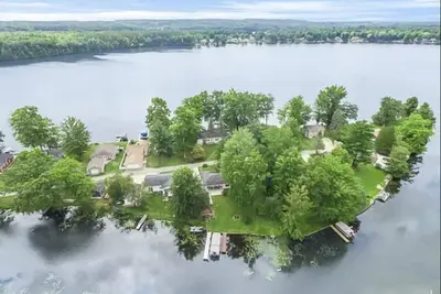 Image de Croton Cottage on all sports lake! New retro table top gaming machine! Kayaks!