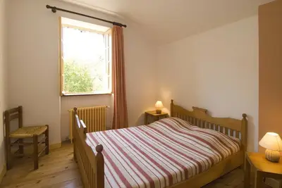 Gîte 6 places avec terrasse dans un petit village traditionnel au parc des loups