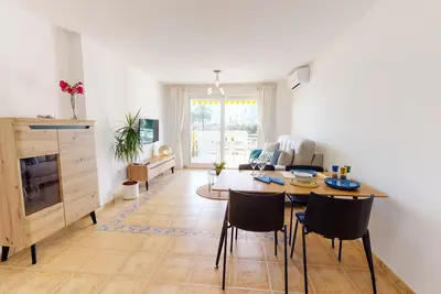 Image de Appartement fabuleux avec Wifi, A/C et à distance de marche de la plage