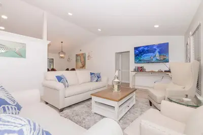Image de This house is a 3 bedroom(s), 2 bathrooms, located in Jensen Beach, Fl.