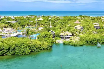 Image de Private dock with 2 golf carts Oceanfront home Absolute Best Location on island!